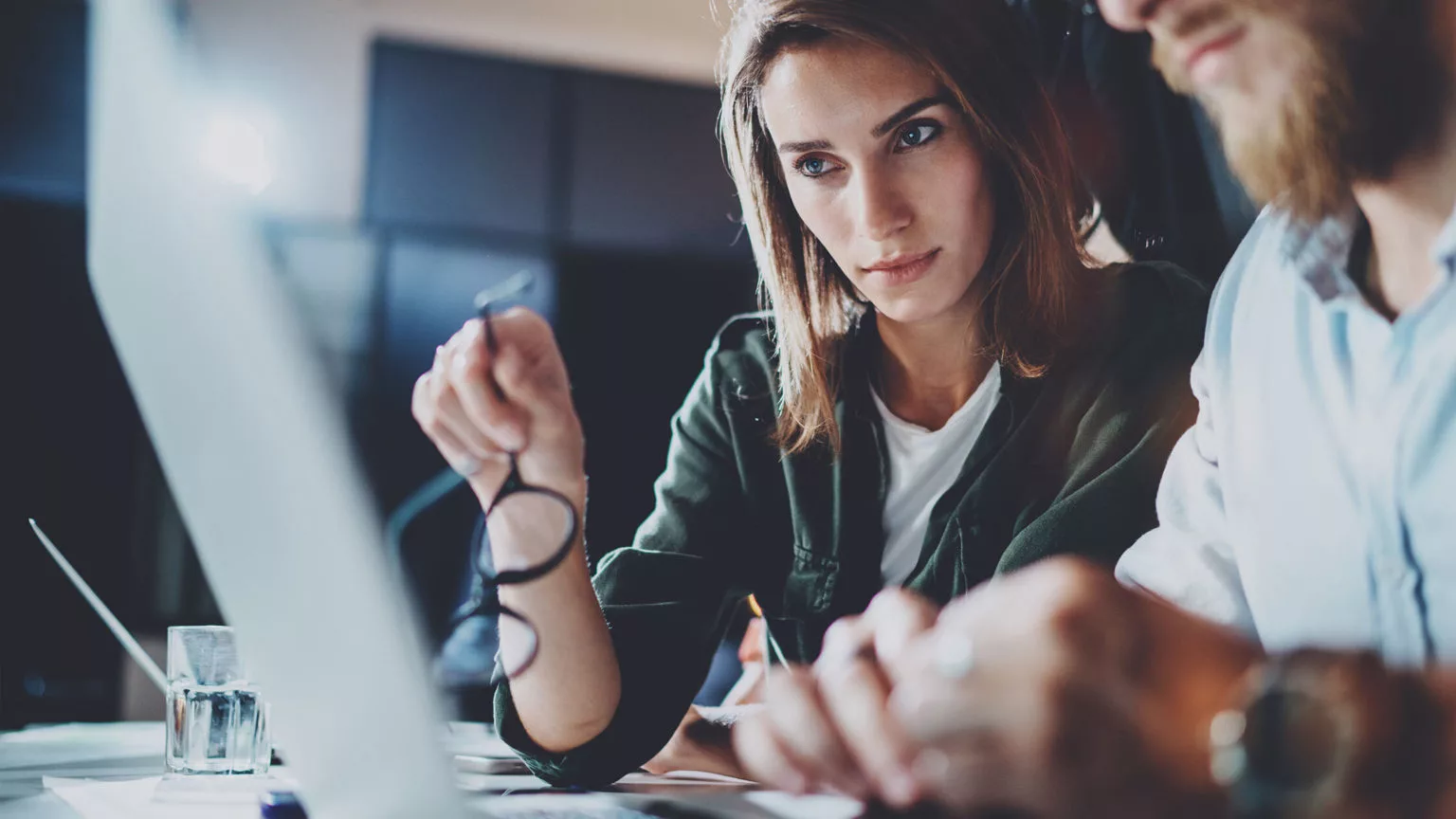 Two people discuss broker vs private sale